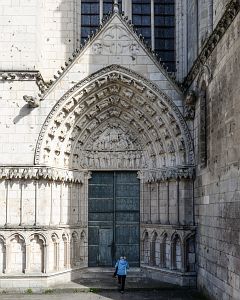 Bild "Poitiers_Kathedrale_Portal_rechts_01.jpg"